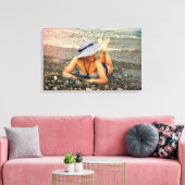 Blond vrouw op het strand canvas afdruk (Insitu (Woonkamer))