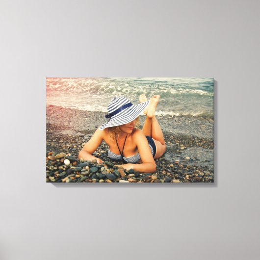 Blond vrouw op het strand canvas afdruk (Voorkant)