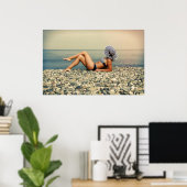 Blond vrouw op het strand poster (Thuiskantoor)
