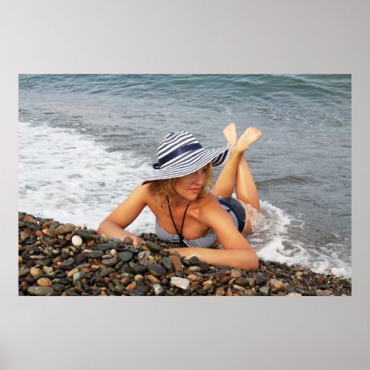 Blond vrouw op het strand poster (Voorkant)