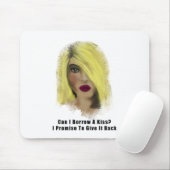 Blonde Bombshell-vrouw leent een kus Muismat (Met muis)