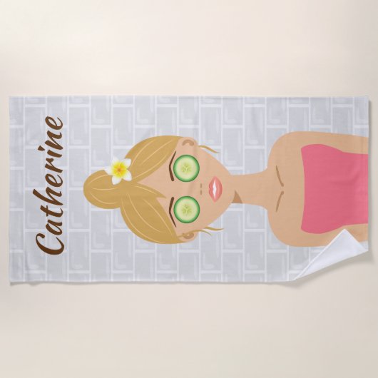 Blonde Cute Spa Girl met komkommers op haar ogen Strandlaken (Voorkant)