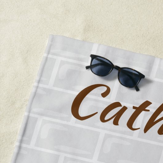 Blonde Cute Spa Girl met komkommers op haar ogen Strandlaken (In situ)