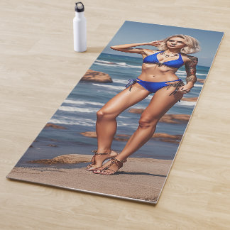 Blonde fitness bikini girl die Yoga Mat aanbiedt