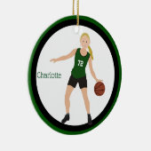 Blonde Girl Basketball Player in groen en zwart Keramisch Ornament (Rechts)