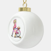 Blonde Girl met roze kerst-kerstversiering Keramische Bal Ornament (Rechts)