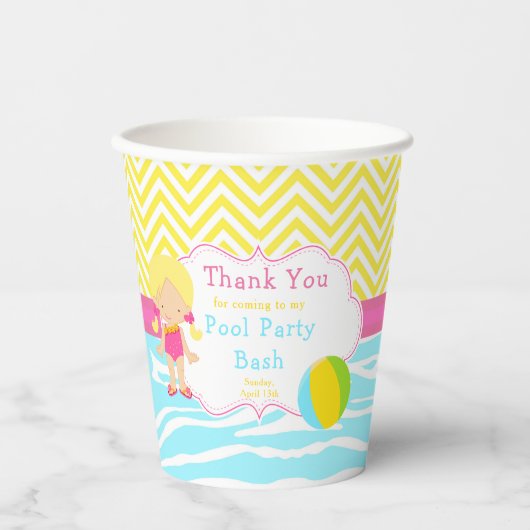 Blonde Girl Pool Party Papieren Bekers (Voorkant)