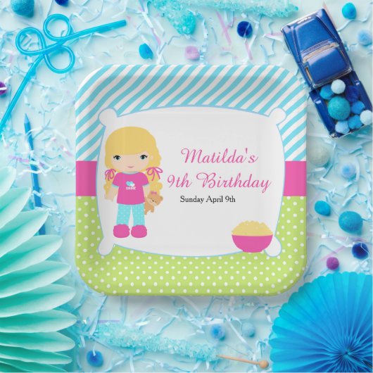 Blonde Hair Girl Sleepover Slumber Party Papieren Bordje (Feest)