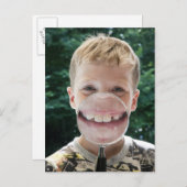 blonde jongen achter het glimlachen van vergrootgl briefkaart (Voorkant / Achterkant)