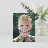 blonde jongen achter het glimlachen van vergrootgl briefkaart (Staand voorkant)