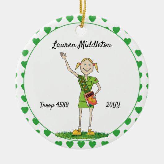 Blonde Junior Girl Scouting Green Heart Shape Keramisch Ornament (Voorkant)