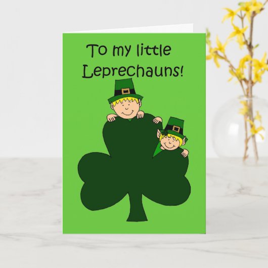 Blonde kinderen met shamrock op groene kaart (Gele Bloem)