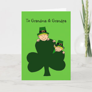 Blonde kinderen met shamrocks op groene kaart