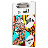 blonde met klembord van tattoos (Links)