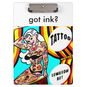 blonde met klembord van tattoos