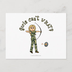 Blonde Vrouw Archery in Camouflage Briefkaart