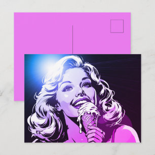 Blonde vrouw genietend van haar ijsje briefkaart