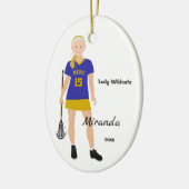 Blonde Vrouw Lacrosse Player in blauw en geel Keramisch Ornament (Links)