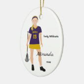 Blonde Vrouw Lacrosse Player in Paars en geel Keramisch Ornament (Links)