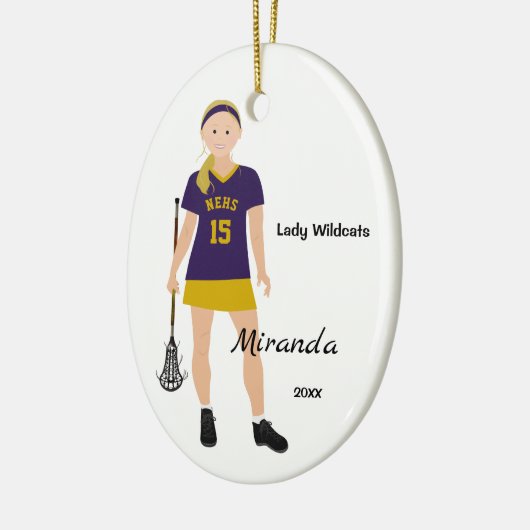 Blonde Vrouw Lacrosse Player in Paars en geel Keramisch Ornament (Links)