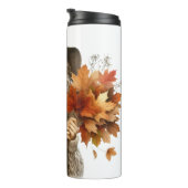 BLONDE VROUW MET VALLENDE BLADEREN THERMOSBEKER (Geroteerd rechts)