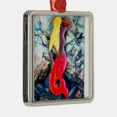 blonde zeemeermin in rood metalen ornament (Rechts)
