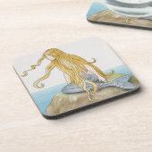 Blonde zeemeermin zit op zee rots, zijkant uitzich bier onderzetter (Linkerzijde)