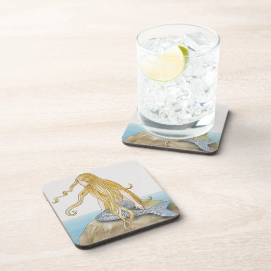 Blonde zeemeermin zit op zee rots, zijkant uitzich bier onderzetter (Rechterzijde)