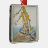 Blonde zeemeermin zit op zee rots, zijkant uitzich metalen ornament (Rechts)