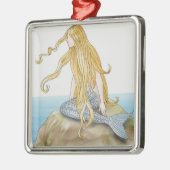 Blonde zeemeermin zit op zee rots, zijkant uitzich metalen ornament (Links)