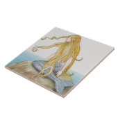 Blonde zeemeermin zit op zee rots, zijkant uitzich tegeltje (Zijkant)