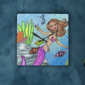 blonde zeemeerminnen roze staart in de oceaan vierkante klok