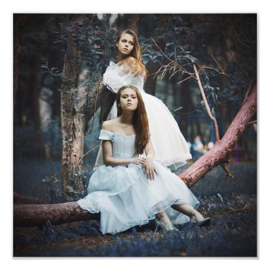 Blonde zusters in witte jurken Forest Scene Wall Foto Afdruk (Voorkant)