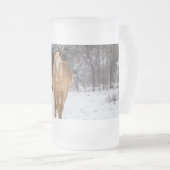 Blondenpaard loopt in de sneeuwvorst van glas matglas bierpul (Voorkant rechts)