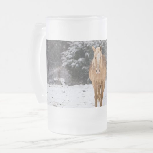 Blondenpaard loopt in de sneeuwvorst van glas matglas bierpul (Voorkant links)