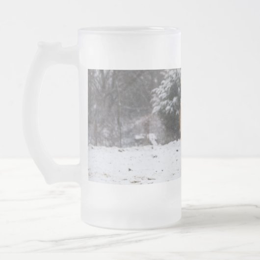 Blondenpaard loopt in de sneeuwvorst van glas matglas bierpul (Links)