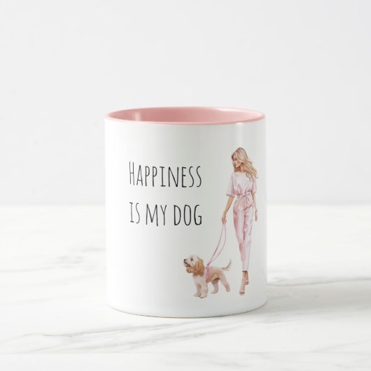 Blondharige dame die hond uitlaat mok (Midden)