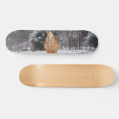 Blondine Paard Walk In De Sneeuw Skateboard (Horizontaal)