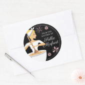 Blondine vrouw bakkerij uit de keuken van ronde sticker (Envelop)