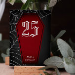 Blood Red Coffin Spiderweb Gothic Wedding Kaart<br><div class="desc">Gothic trouwkaarten in donkergrijs en diepbloedrood met bleek spinnenweb,  het tafelnummer in een gotisch lettertype tegen een dieprode doodskistvorm. Voeg ook je initialen en trouwdatum toe.</div>