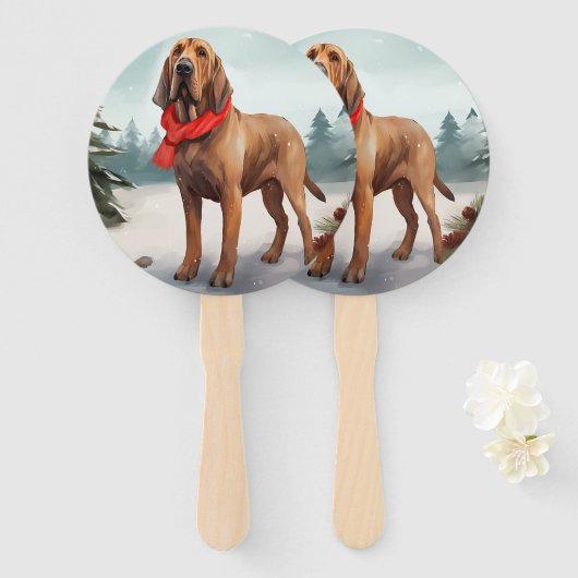 Bloodhound-hond in de sneeuw met Kerstmis Handwaaier (Voorkant en achterkant)