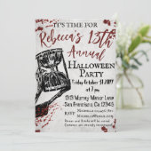 Bloody Creepy Skeleton Halloween Party Invitation Kaart (Staand voorkant)