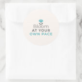 Bloom at Your Own Pace Minimal Motivational Sticke Ronde Sticker (Tas)