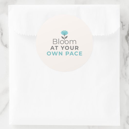 Bloom at Your Own Pace Minimal Motivational Sticke Ronde Sticker (Tas)