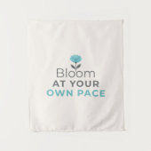 Bloom at Your Own Pace Minimal Motivational Wall T Wandkleed (Voorkant)