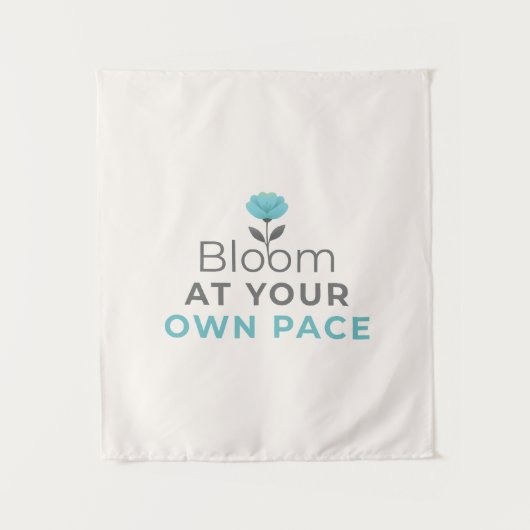 Bloom at Your Own Pace Minimal Motivational Wall T Wandkleed (Voorkant)