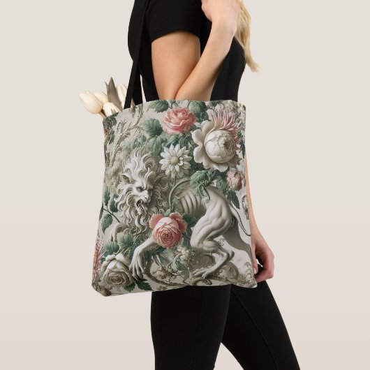 Bloombound Sentinel – Gotisch bloemontwerp Tote Bag (Dichtbij)