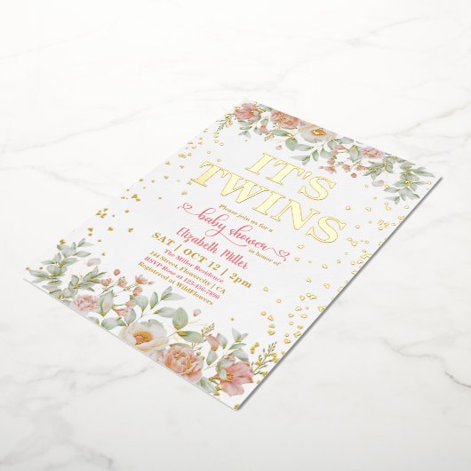 Bloomend roze bloemen Baby shower met tweelingmeis Folie Uitnodiging (Gedraaid)