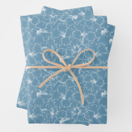 Bloomende bloemen op blauw inpakpapier vel