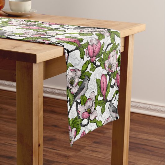 Bloomende magnolia en titmuisvogel korte tafelloper (Voorbeeld)